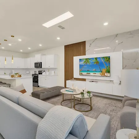 Chic 10Br Retreat With Themed Rooms & Pool